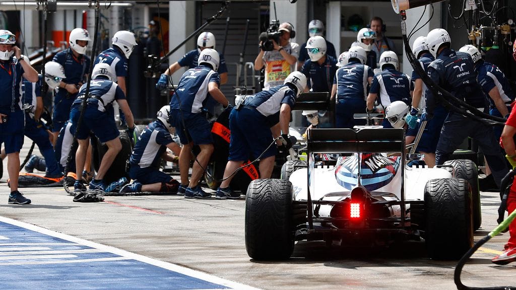 Williamsin F1-talli Australian GP:n varikolla täydessä työn touhussa.