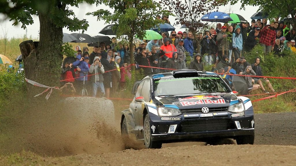 Puolan MM-rallin päätöspäivä ajettiin sateisessa säässä. Tässä kaasuttelee Jari-Matti Latvala.