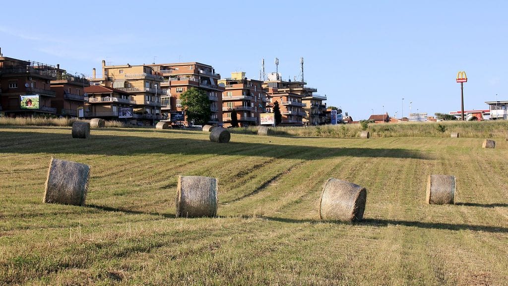 Italiassa viljelykelpoinen maa on harvassa. Rakentamaton maa-alue Rooman laitamilla, Selva Candidan kaupunginosassa 31. toukokuuta 2016. Vuosia kestänyt rakennusbuumi on vallannut paljon hedelmällistä maata maanviljelyltä.