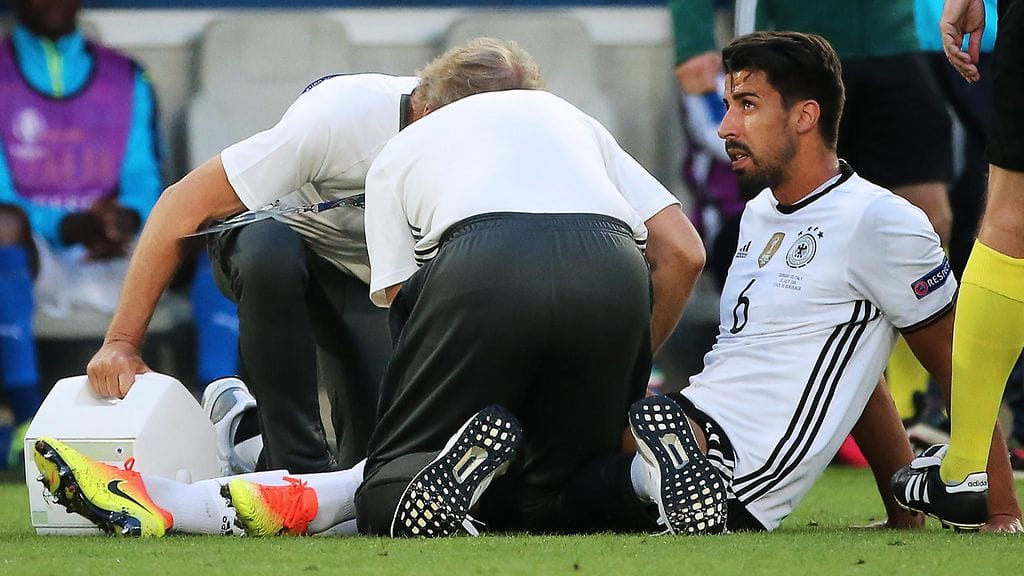 Sami Khedira loukkaantui lauantain puolivälieräottelussa Italiaa vastaan. Saksa kaatoi Italian rangaistuspotkukilpailussa ja eteni välieriin.