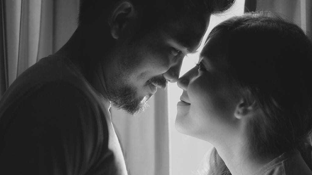 Tutkijat havaitsivat, että ihmiset, jotka uskoivat suhteensa tulevaisuuteen, olivat sitoutuneempia. Kuvituskuva.