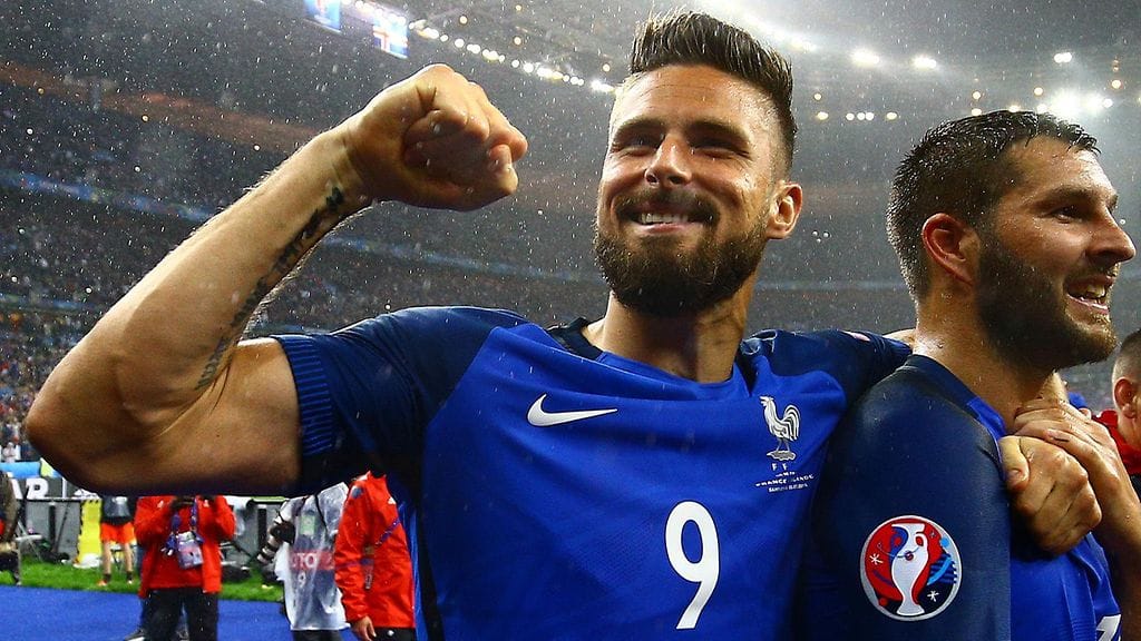 Olivier Giroud (vas.) iski kaksi maalia sunnuntaina puolivälieräottelussa Islantia vastaan. Ranska eteni välieriin 5-2-lukemin.