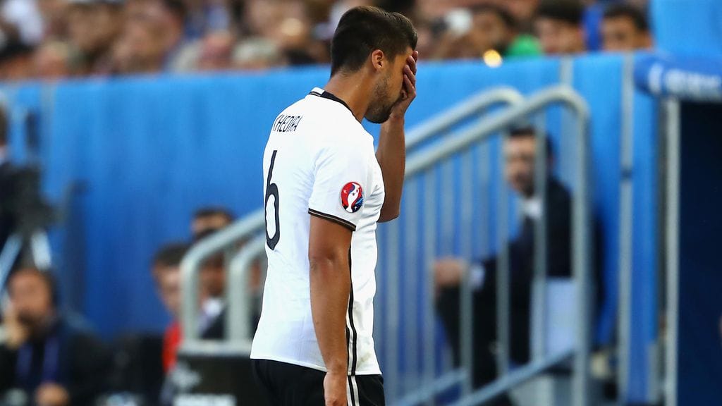 Sami Khedira vaihdettiin kentältä jo vartin kohdalla puolivälierissä Italiaa vastaan.