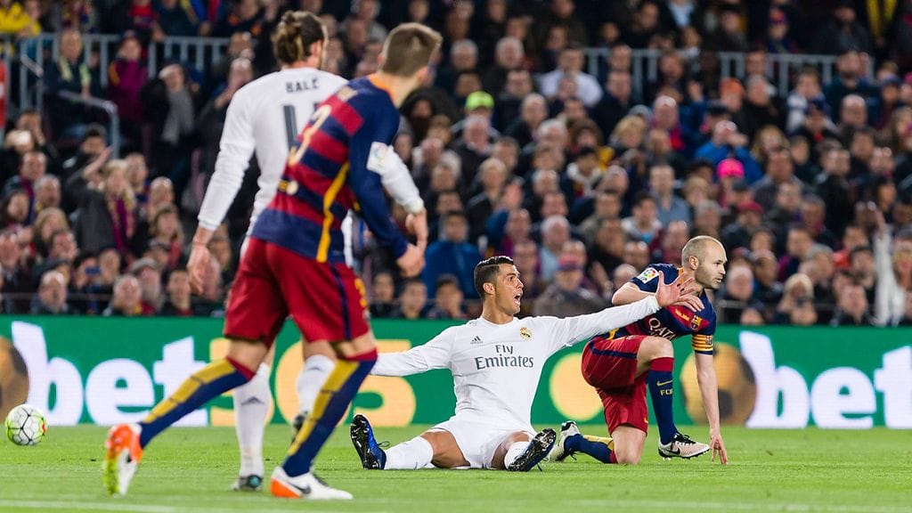 Cristiano Ronaldo (2. oik) edustama Real Madrid ja Andres Iniesta (oik.) Barcelona joutuvat palauttamaan miljoonia.