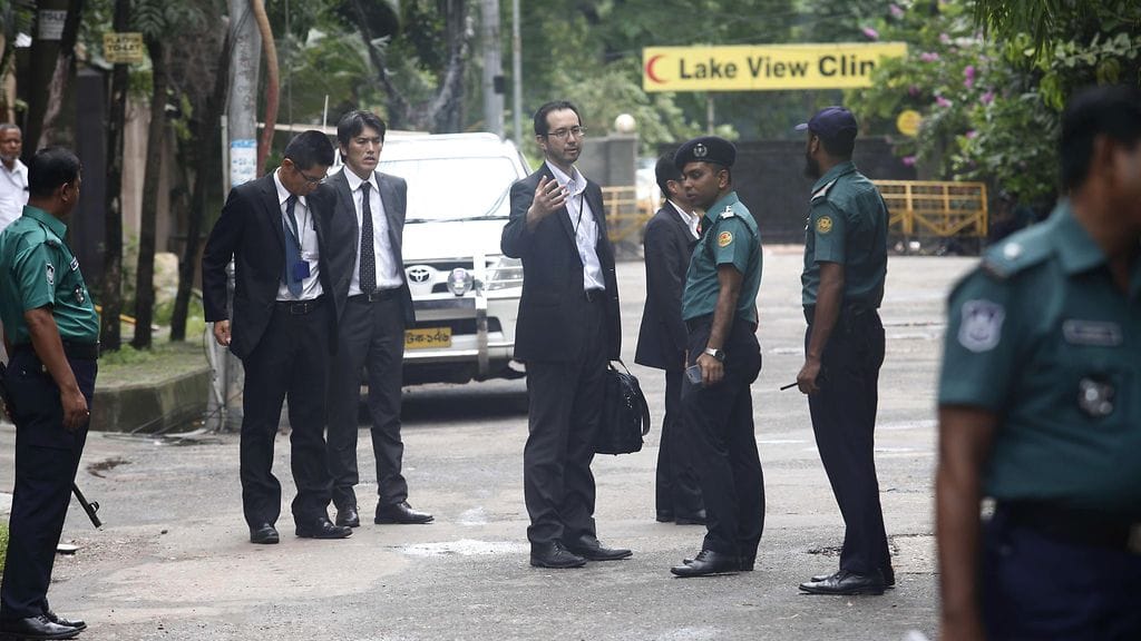 Japanilaisen uhrin omaiset Dhakassa Bangladeshissa 4.7.2016.