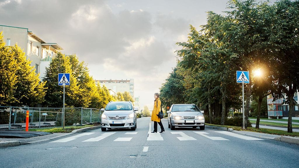 Suojatien sijasta voitaisiin Liikenneturvan mukaan käyttää esimerkiksi merkitsemätöntä ylityspaikkaa, jossa olisi keskisaareke.