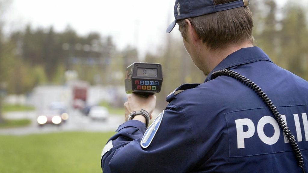 Ylikonstaapeli Hannu Tikkanen tutkaili autojen nopeuksia Vantaalla vuonna 2003.