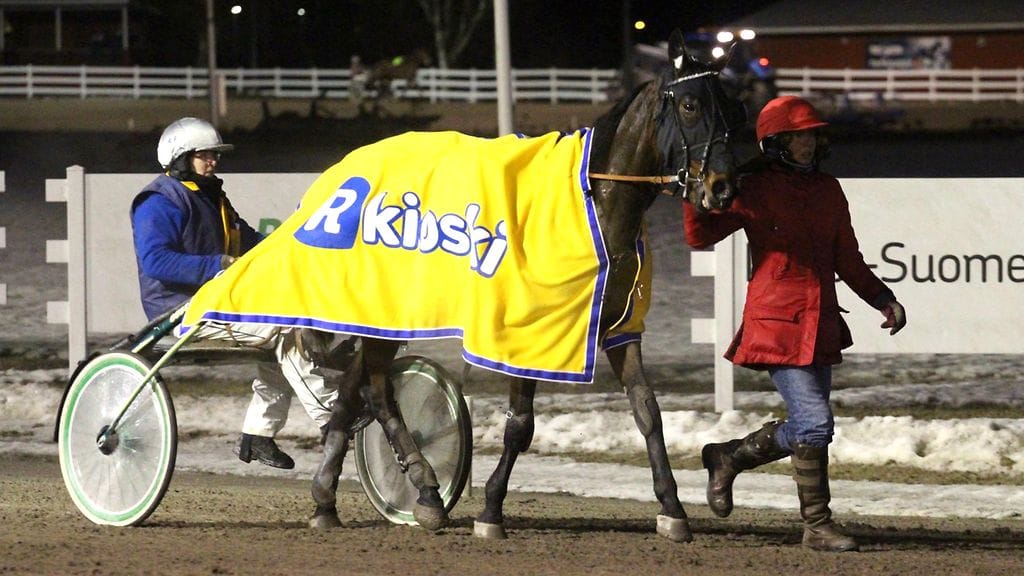 Heidi Ale tepastelee Porin ravien voittajaseremonioissa maaliskuussa. Peliasiantuntija Iivari Ingves uskoo, että hurjasti peliä kerännyt tamma saa tänään Tampereella lisätäytettä loimikaappiinsa.