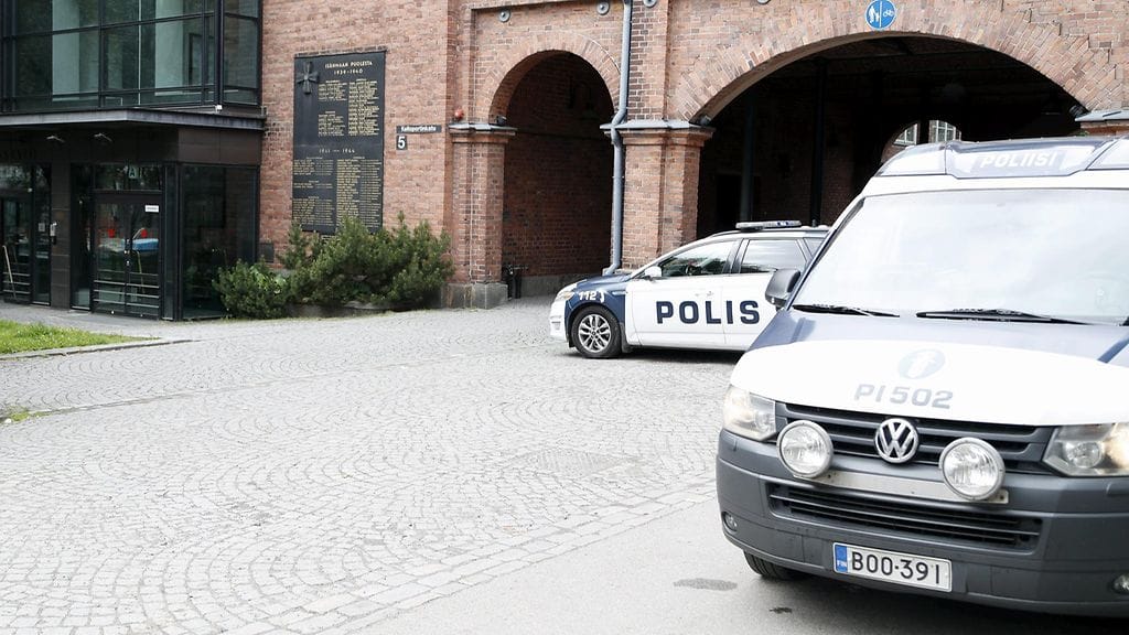 Poliisiautoja Pirkanmaan käräjäoikeuden edessä 5. heinäkuuta 2016. Oikeudessa käsiteltiin epäiltyä raiskaustapausta, josta epäillään kuutta kuubalaista maajoukkuelentopalloilijaa.