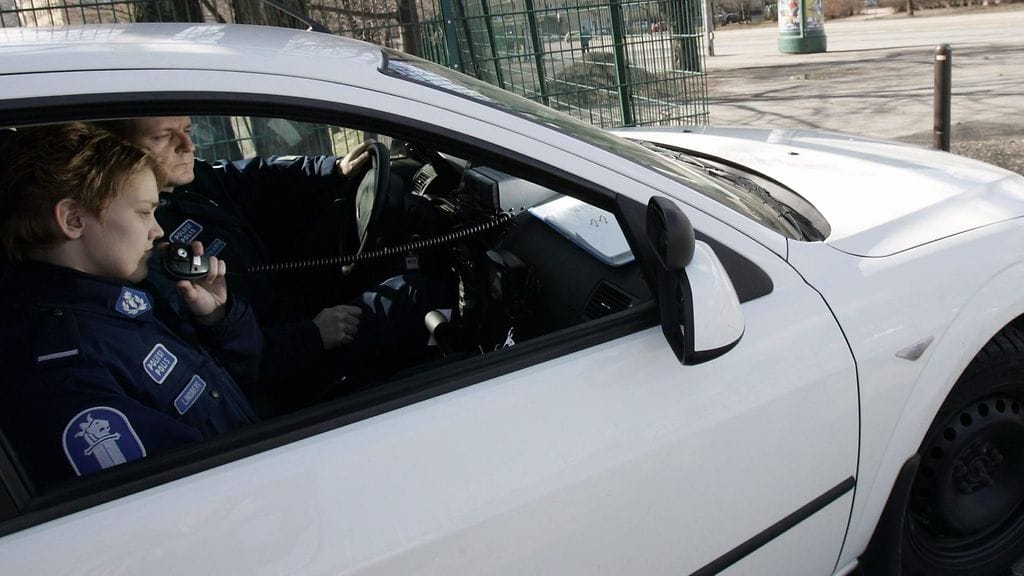 Siviilipoliisiauto Helsingin Nordenskiöldinkadulla.