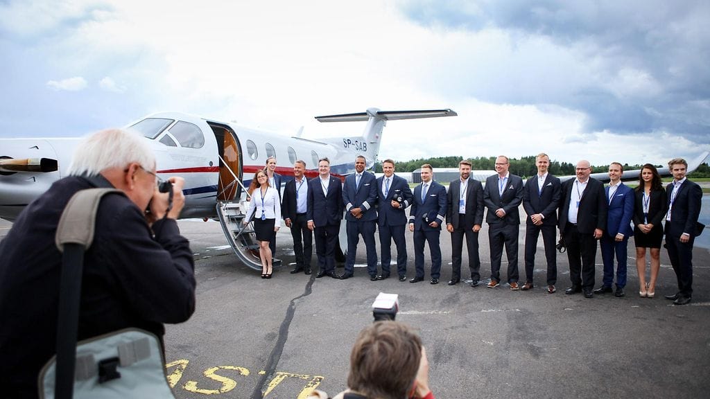 Go! Aviation -yrityksen edustajia ja Pilatus PC-12 lentokone Malmin lentoasemalla 5. heinäkuuta 2016.