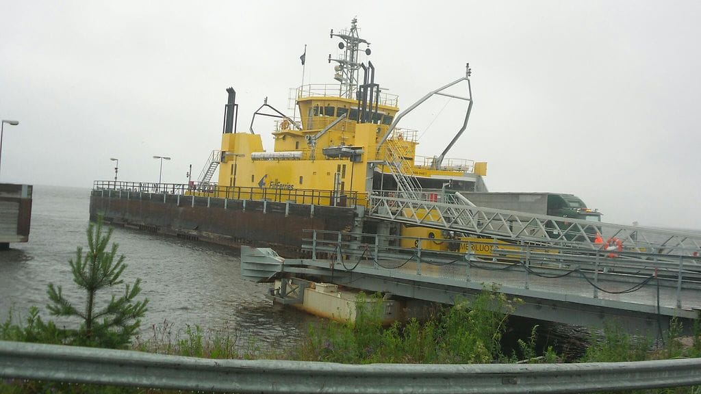 Oulunsalo-Hailuoto -lautta sumussa heinäkuussa.