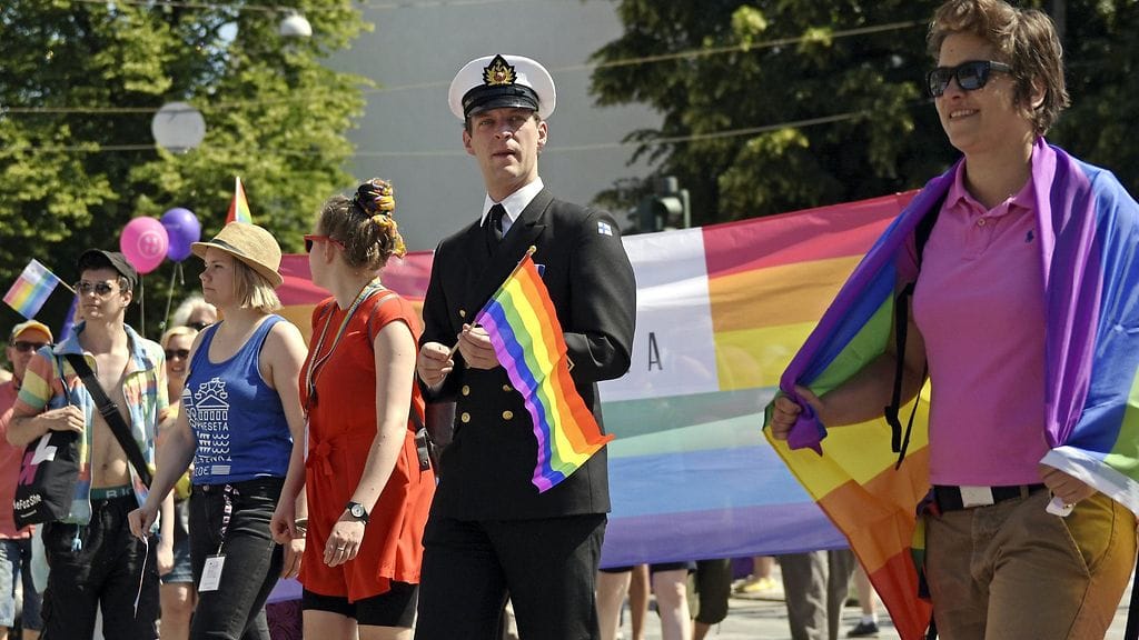 Merivoimien ylikersantti Juho Pylvänäinen (kesk.) osallistui sotilaspuvussa Pride-kulkueeseen Helsingissä 2. heinäkuuta 2016, oikealla vasemmistoliiton kansanedustaja Silvia Modig.