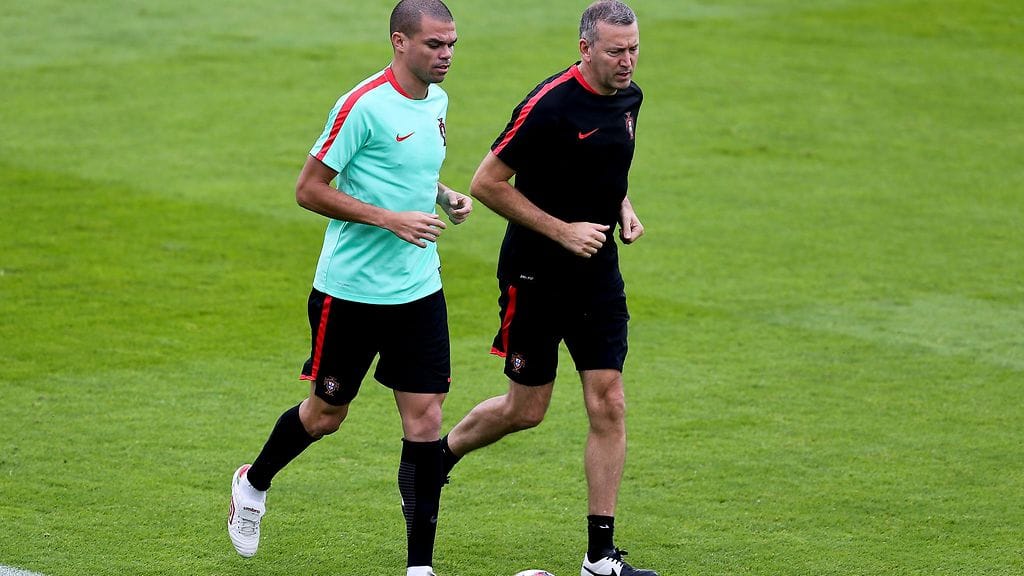 Pepe ei harjoitellut tiistaina muun joukkueen kanssa. Portugalilaistoppari lönkötteli kentällä fysioterapeutti Antonio Gasparin kanssa.