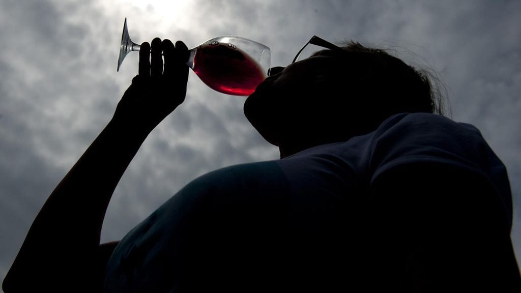 Alkoholistin elämä jää lyhyemmäksi. Kuvituskuva.