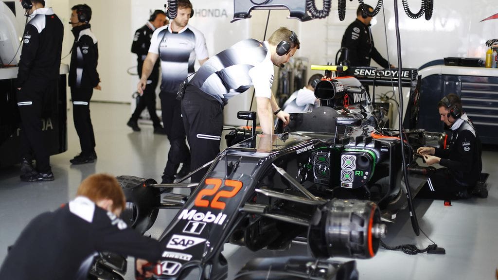 Jenson Button McLarenin pilttuussa.