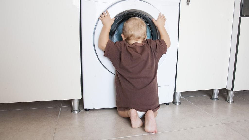 Lasten tulisi asiantuntijan mukaan osata pestä pyykkiä jo kuusivuotiaana.