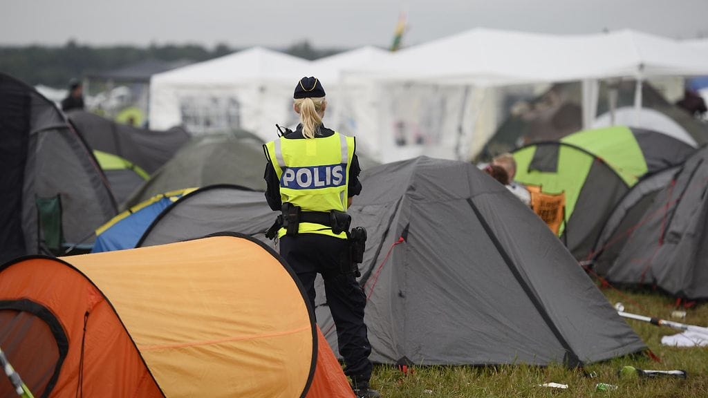 Poliisi valvomassa telttailualuetta Bravalla festivaalilla ensimmäisten seksuaalirikosten tultua ilmi
