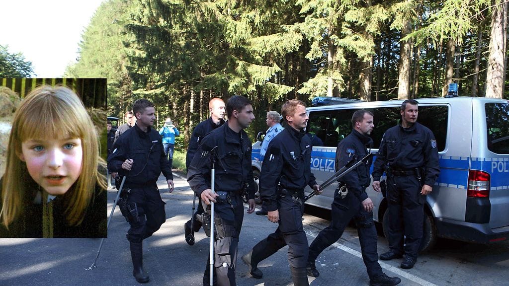 Poliiseja 9-vuotiaana kadonneen Peggy Knoblochin (vas.) jäänteiden löytöpaikalla Saksassa heinäkuussa 2016.