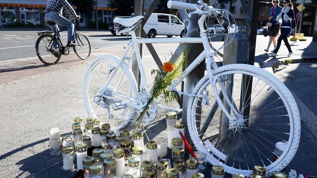 Kynttilöitä ja valkoiseksi maalattu polkupyörä, "haamupyörä", jätettiin Helsingin Tukholmankadun ja Mannerheimintien risteykseen autoilijan ja pyöräilijän törmäyksessä menehtyneen pyöräilijän muistoksi. Autoilijan kiilaama pyöräilijä menehtyi Helsingissä saamiinsa vammoihin torstaina 13. elokuuta 2015.