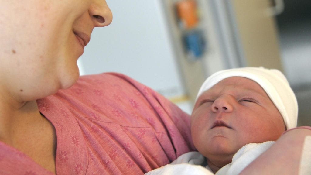 Keisarileikkauksella syntyneet lapset ovat muita lapsia useammin ylipainoisia, tuore tutkimus osoittaa. Kuvituskuva.