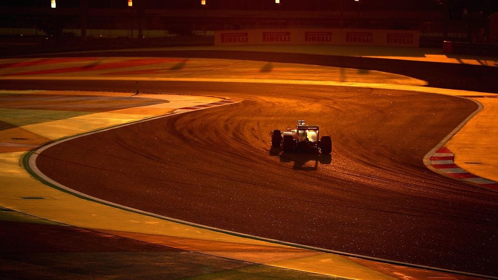 Kestävyyskisoissa ajetaan myös auringon laskeuduttua. Kuvassa Kimi Räikkönen lämmittelykierroksella ennen Bahrainin iltakilpailua.