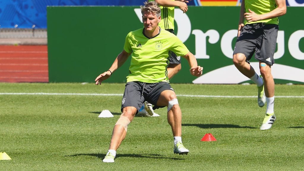 Bastian Schweinsteiger pystyi harjoittelemaan keskiviikkona. Hänellä oli teippaukset molempien polviensa alapuolella.