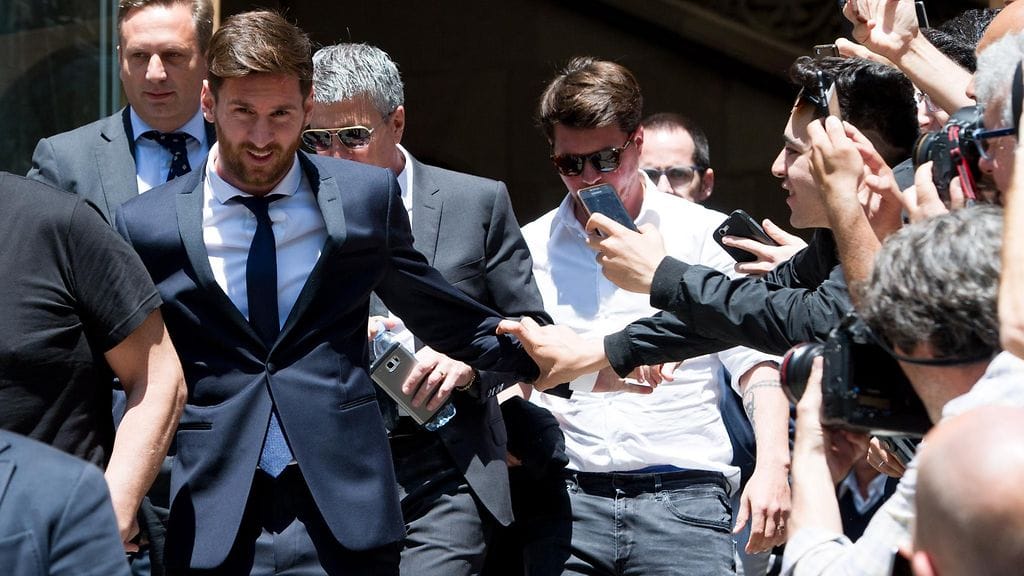 Lionel Messi poistumassa oikeudesta Barcelonassa 2. kesäkuuta.