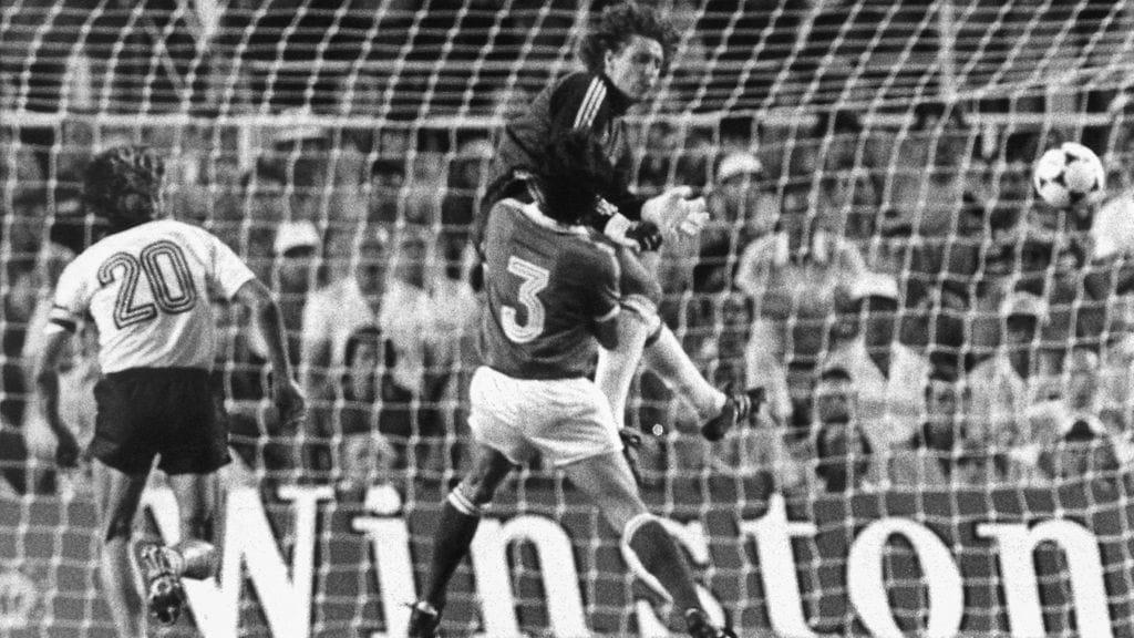 Saksan Harald Schumacher tyrmäsi Ranskan Patrick Battitonin välieräottelussa vuonna 1982.