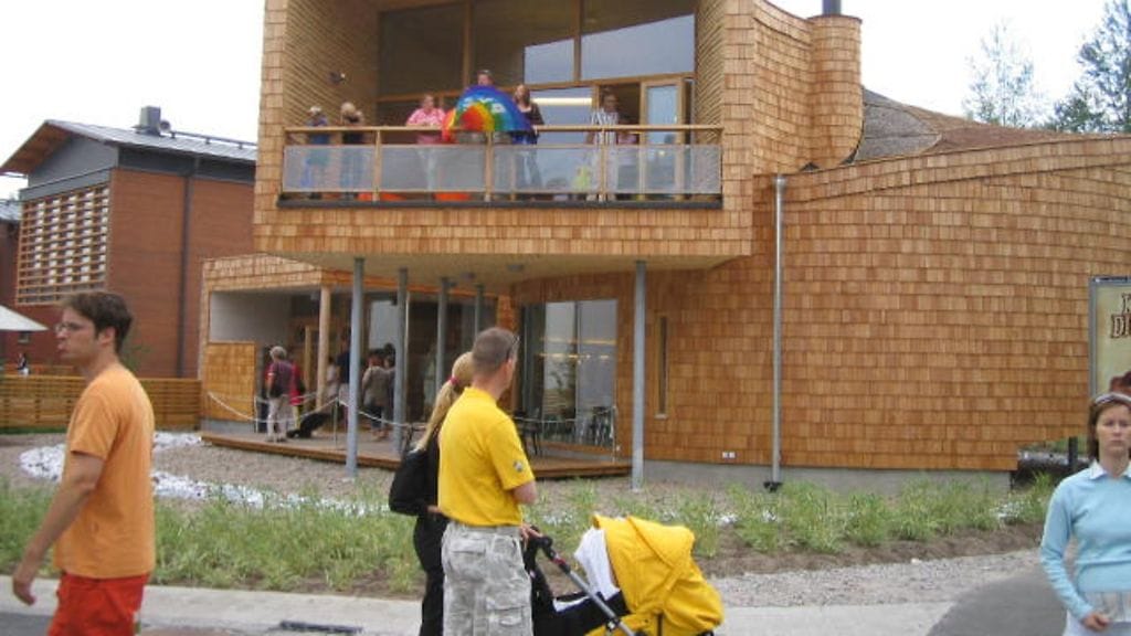 Espoo v. 2006 Kohteen nimi: Kotilo Näytteilleasettaja ja rakennuttaja: Olavi Koponen Koko: 5 h + s / 215 m2 paanutalo (pinta siperian lehtikuusta, arkkitehtiprofessori Olavi Koposen piirtämä)