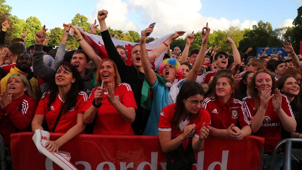 Walesin fanit juhlivat jo edellisessä pelissä Cardiffin fanialueella.