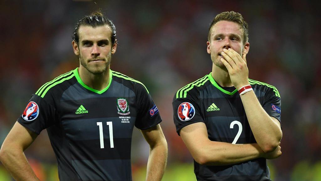Gareth Bale ja Chris Gunter pettyneinä EM-välierätappion jälkeen.
