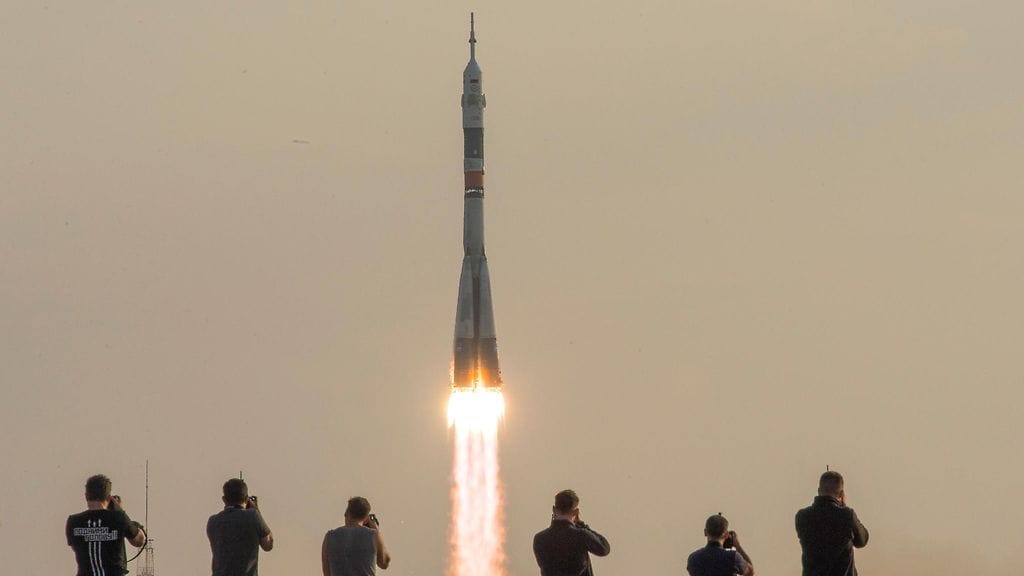 Avaruuslentäjiä kuljettava venäläinen Soyuz-alus laukaistiin Baikonurin avaruuskeskuksessa Kazakstanissa.