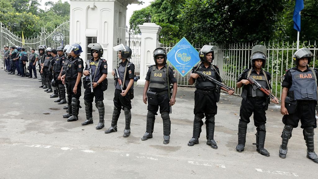 Turvamiehet vartioivat muslimien rukoustapahtumaa Dhakassa Bangladeshissa 7. heinäkuuta 2016.