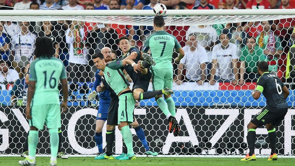 Cristiano Ronaldo ponnisti omiin korkeuksiinsa ottelussa Walesia vastaan.
