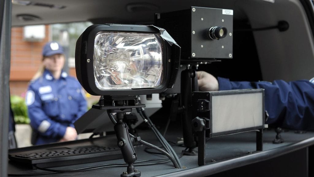 Poliisin automaattivalvonta-auton välineistöä.