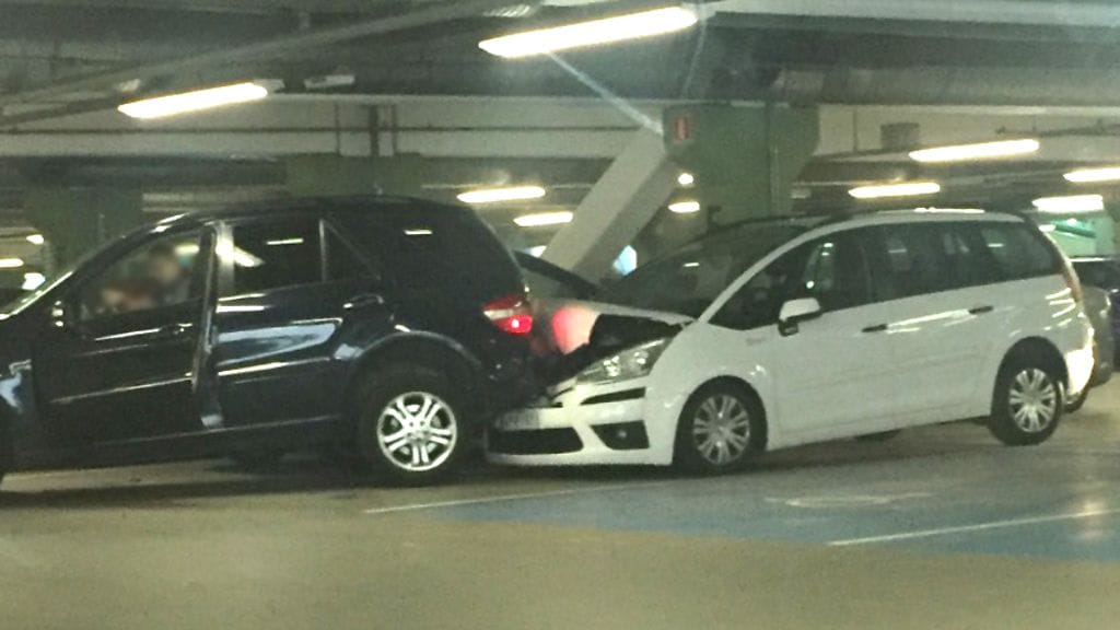 Kolari kauppakeskus Jumbon parkkihallissa.