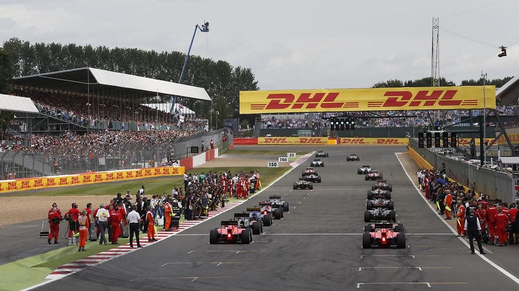 F1-autot Silverstonen kisan lähtösuoralla vuosi sitten.