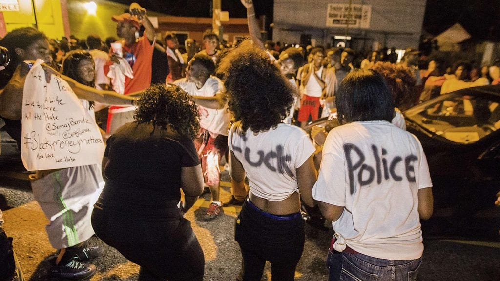 Ihmiset osoittivat mieltä Alton Sterlingin ampumisen johdosta 6. heinäkuuta 2016.