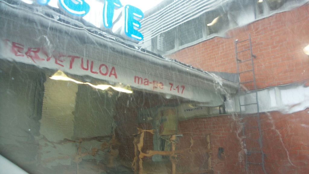 Viime päivinä Suomessa on satanut todella runsaasti. Oulussa Limingantullissa vettä sataa niin rankasti ,että se menee ränneistä yli. Kuva: Eero Kela.