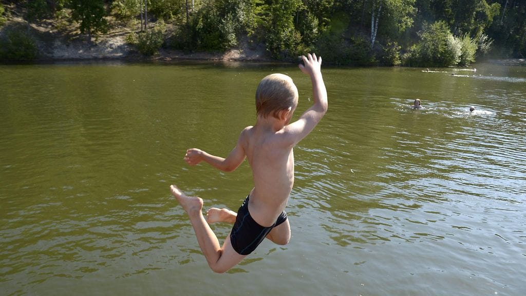 Pintavedet ovat nyt Pohjois-Suomessa tavanomaista lämpimämpiä ja etelässä kylmempiä.