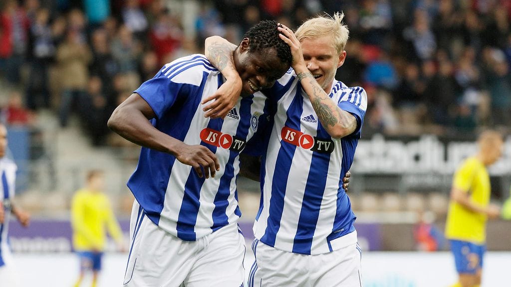 Taye Taiwo sai onnittelut Toni Kolehmaiselta.