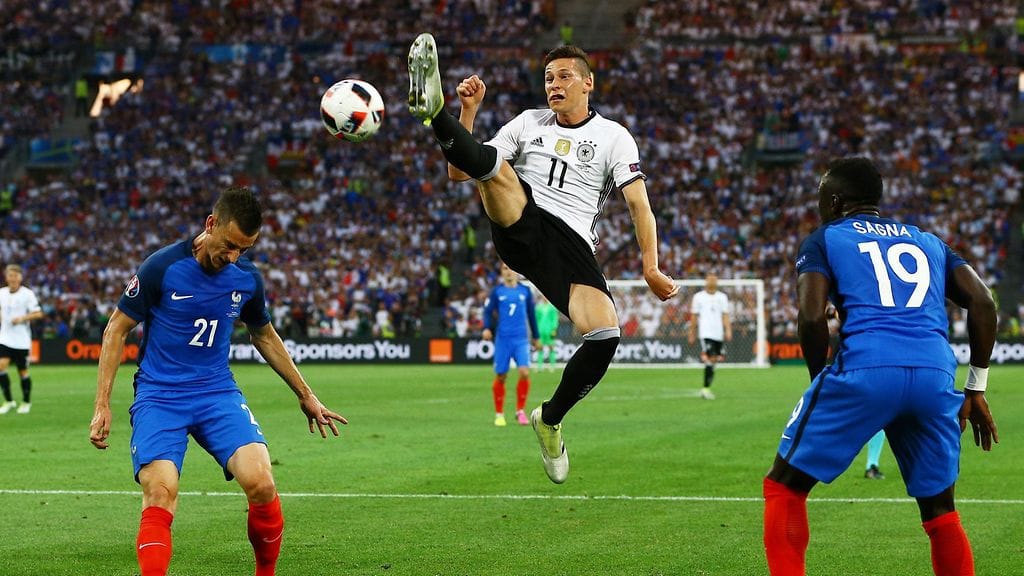 Julian Draxler ranskalaispelaajien puristuksissa.