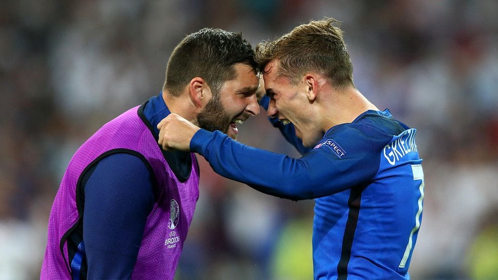 Antoine Griezmann (oik.) vei Ranskan EM-finaaliin.