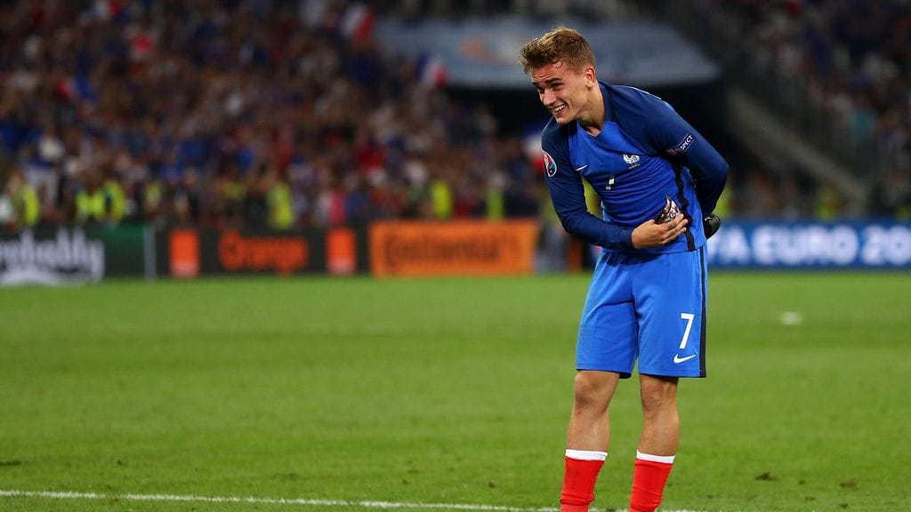 Antoine Griezmann kumarsi faneille finaalipaikan varmistumisen jälkeen.