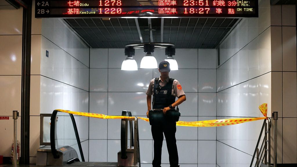 Taiwanilaispoliisi vartio Songshanin aseman suljettua uloskäyntiä pian räjähdyksen jälkeen.