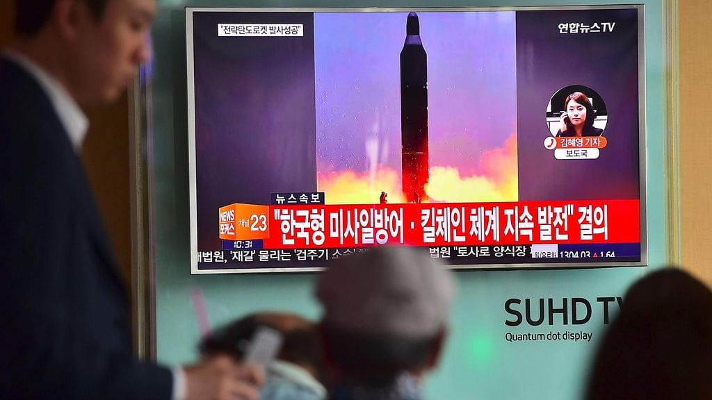 Eteläkorealaiset seuraavat televisiosta Pohjois-Korean ohjuslaukaisua 23. kesäkuuta 2016.