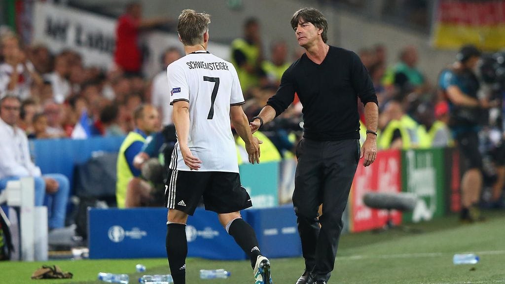 Kapteeni Bastian Schweinsteiger ja Joachim Löw eivät pystyneet johdattamaan Saksaa finaaliin.