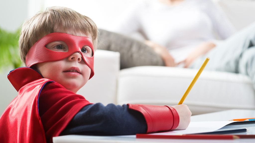 Perhe toivoo supersankareiden auttavan poikaa jaksamaan rankat hoidot.