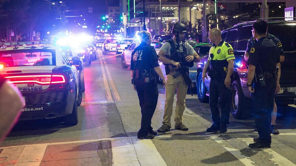 Dallasissa on kuollut jo viisi poliisia ja useita on haavoittunut poliisiväkivallan vastaisessa mielenosoituksessa.